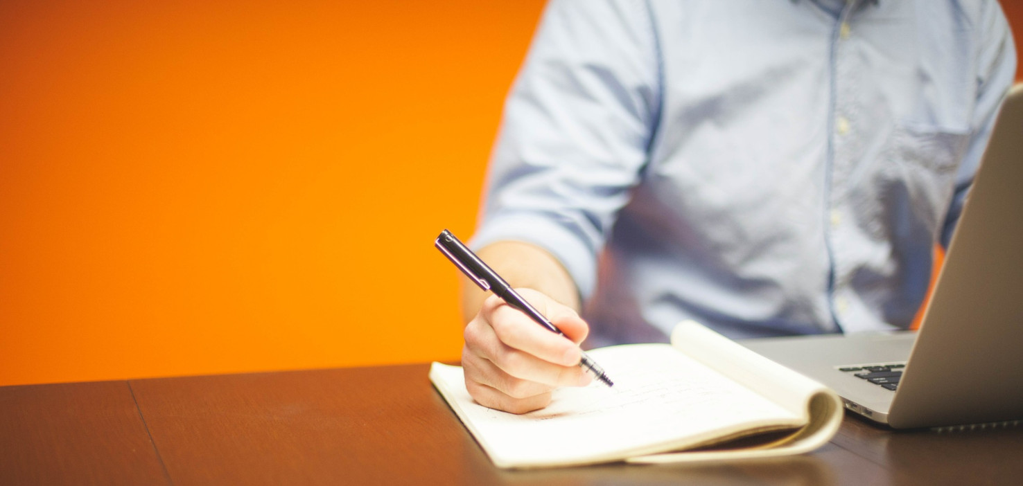 Persona gestionando su empresa